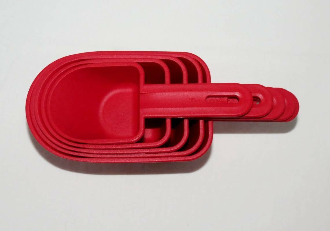  Tupperware Red Measuring Cups and Spoons: Home & Kitchen