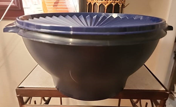 TUPPERWARE 17-cup BLUE SERVALIER BOWL w/ ONE-TOUCH ACCORDION ROUND SEAL