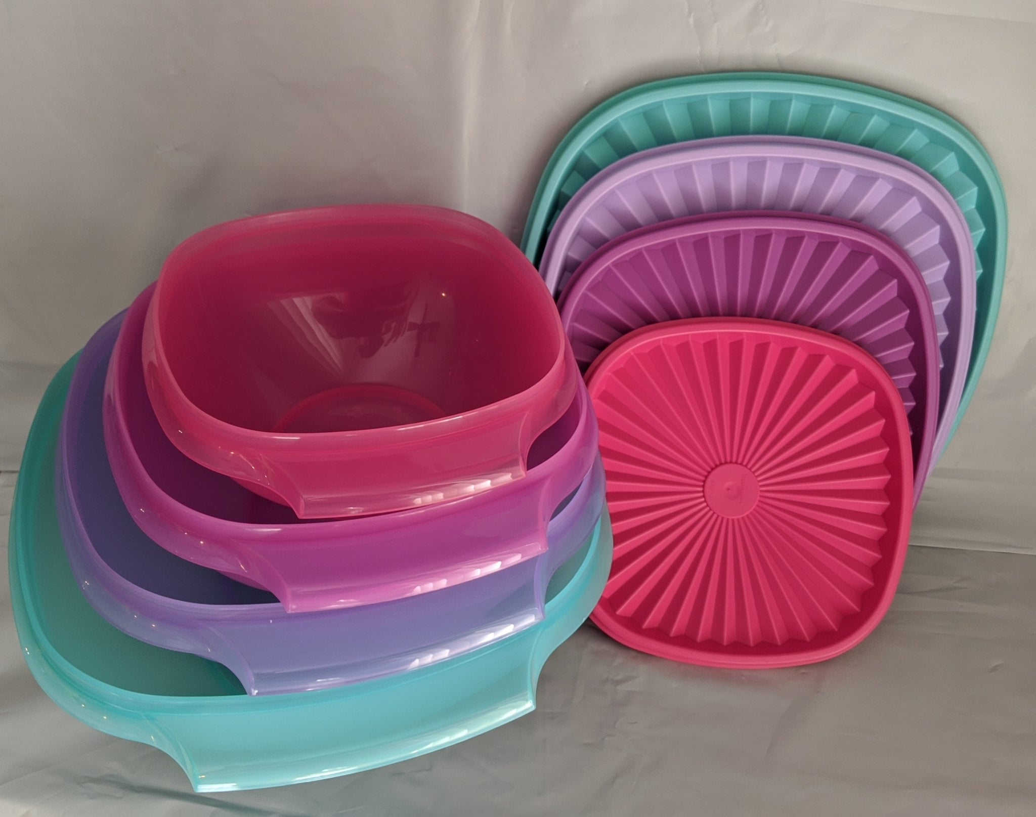 Set of 4 Vintage Tupperware Small Servalier Bowls w/push-on lids